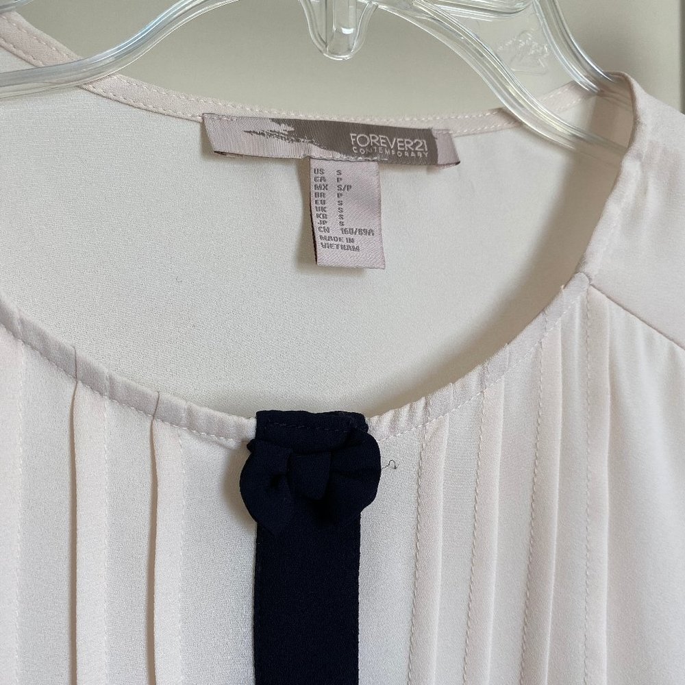 Bow Button Top - Picture 2 of 4